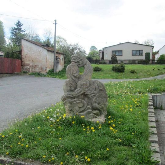 Socha v Nečtinách u prodejny potravin