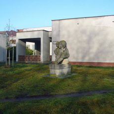 Socha Matka s dítětem v Družstevní ulici v Dobrovici