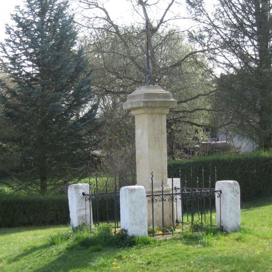 Pamětní kříž na návsi v Doubravicích