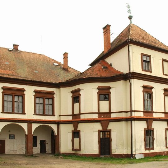 Hořiněves Castle