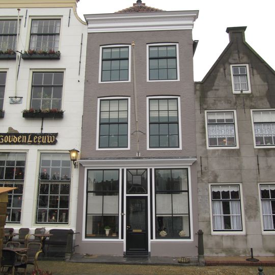 Pand met eenvoudige bakstenen gevel onder rechte lijst