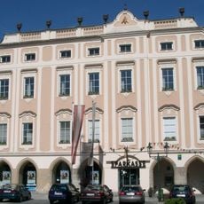 Bankgebäude, ehem. Gasthaus Zum Schwarzen Adler