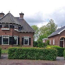 Kleine dorpsvilla in traditionalistische stijl