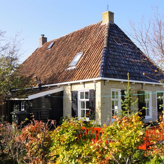 De Oere 10, pand zonder verdieping onder schilddak met achter rode en voor blauw verglaasde golfjespannen