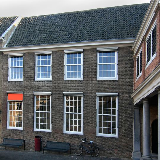 Pand, rechts van de poort naar de steegoversloot, toegankelijk onder deze poort