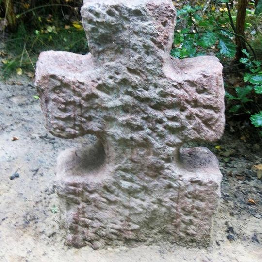 Smírčí kříž u cesty severovýchodně od hradu Kost