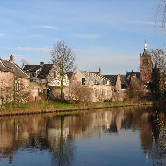 In het pand of op de grens van het erf bevindende stadsmuur