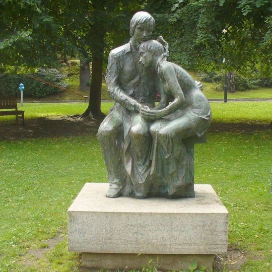 Socha Máchovská variace v parku před restaurací Střelnice v Labské ulici v Děčíně