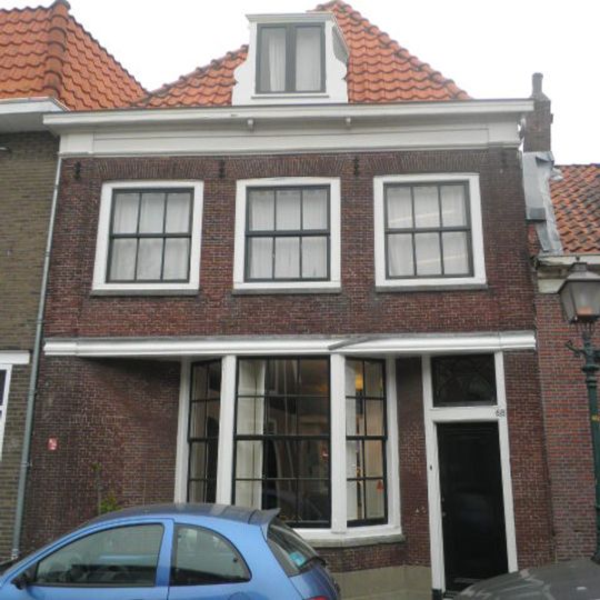 Waarschijnlijk oorspronkelijk tuinpaviljoen, door middel van puibalk met verdieping verhoogd