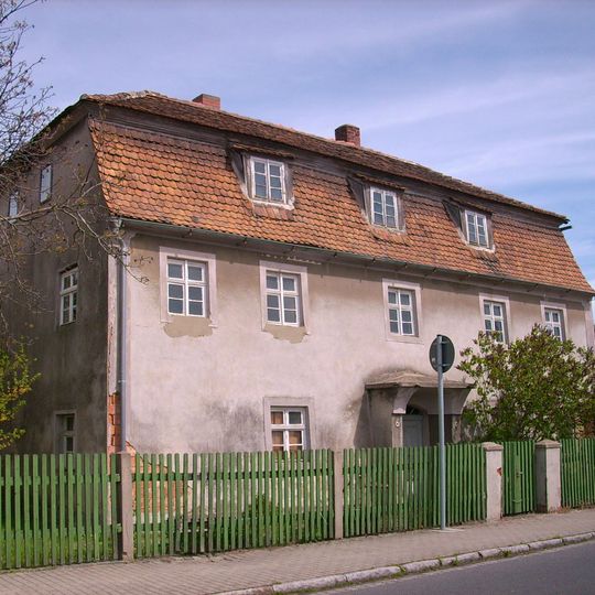 Wohnhaus in Ecklage und offener Bebauung Bahnhofstraße 1