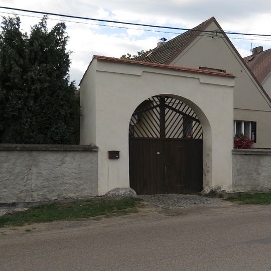 Brána a ohradní zeď usedlosti čp. 7