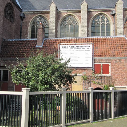 Tegen de oude kerk gebouwd dwarshuis