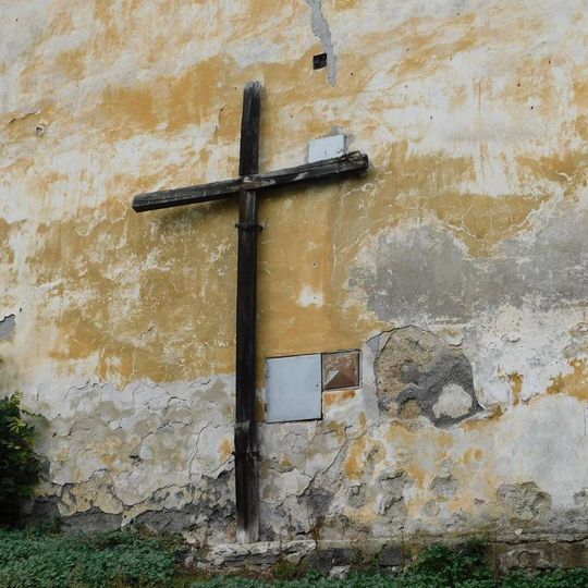 Dřevěný kříž u kostela v Lukách