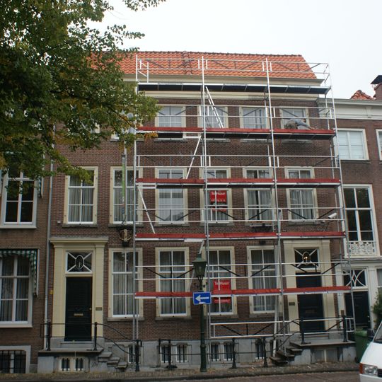 Pand met gevel met stoep en versierde deurpartij