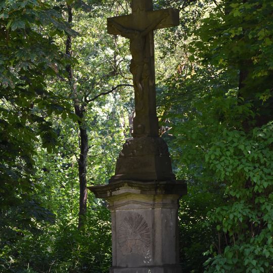 Kříž u ústí náhonu na Ostrovech v Bartošovicích v Orlických horách