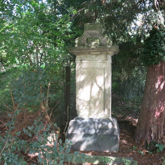 Podstavec s ulomeným křížem v ulici Kosmonautů v Březinách u Děčína