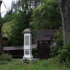 Pamětní kříž u kaple svatého Huberta ve Velkých Karlovicích, místní části Pluskovec