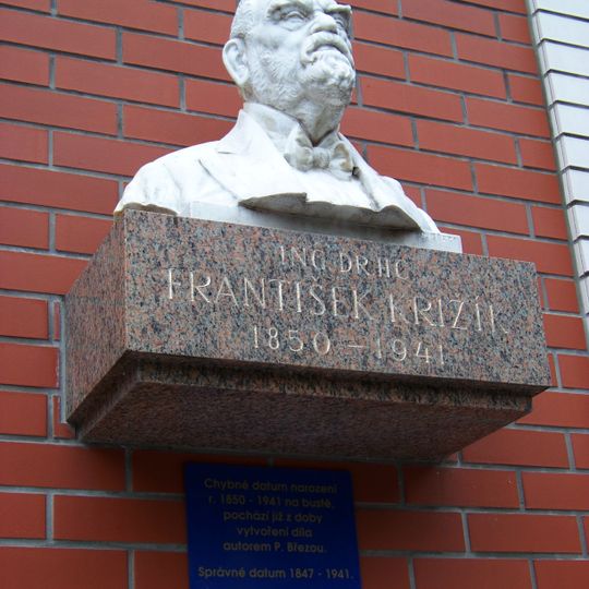 Pamětní deska Františka Křižíka na domě Korunní 962/85 na Vinohradech