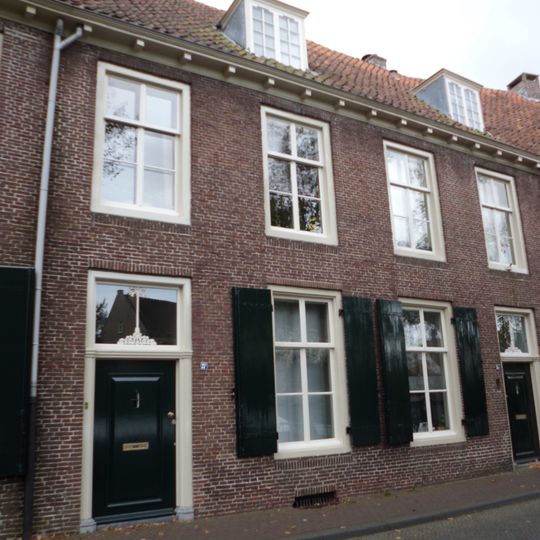 Pand, deel uitmakend van rij aaneengeschakelde 19e-eeuwse huizen, in bocht van de singel gelegen onder een rechte daklijst. harmonische raamverdeling met luiken