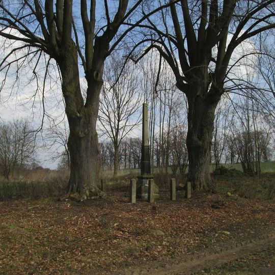 Kříž u Lžína na rozcestí polních cest