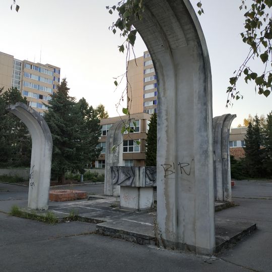 Centrální plastika Čtyři střední školy