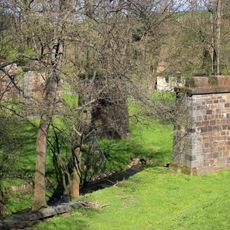 Stahlbalkenbrücke auf Natursteinpfeilern (Granit) über die Schwarze Elster (neben Hainmühle)