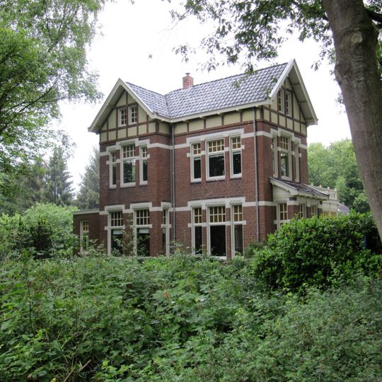 Rentenierswoning in Overgangsstijl met aangebouwd achterhuis