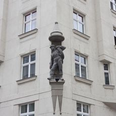 Socha voraře na rohu ulic Pod Slovany a Ladova