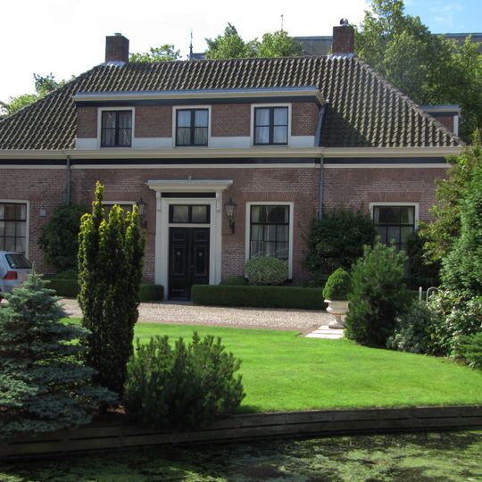 Pand van begane-grond op ongeveer vierkante plattegrond