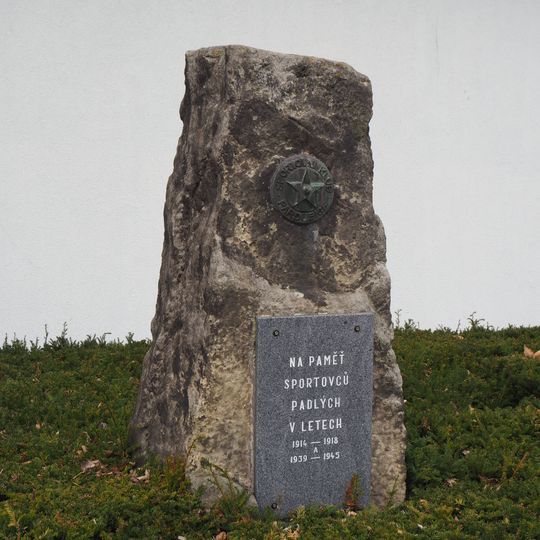 Pomník padlým sportovcům v Pardubicích u zimního stadionu