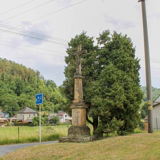 Kříž v Dlouhomilově na okraji obce