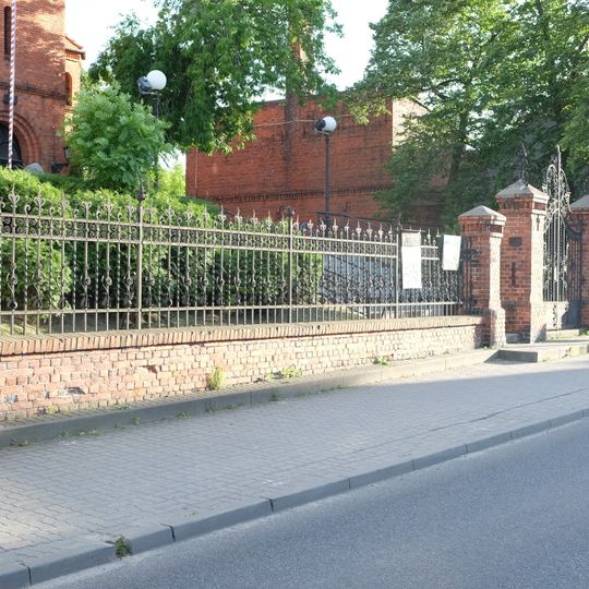 Ogrodzenie z bramą i furtkami