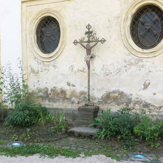 Kříž u severní zdi kostela Nalezení svatého Kříže ve Frýdlantu