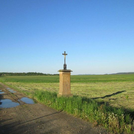 Kříž východně od Hlinců u rozcestí