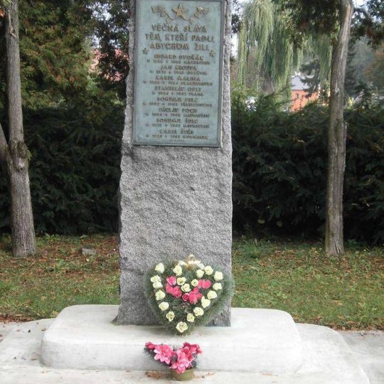 Pomník padlým ve Svinařově u Kladna