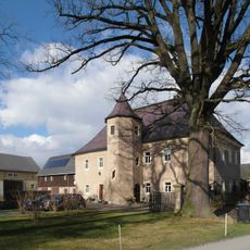 Erbgericht mit Wohnhaus (ohne Schuppenanbau), Seitengebäude und Scheune sowie Hofeinfahrt Alte Hauptstraße 9
