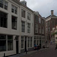 Huis met geverfde lijstgevel