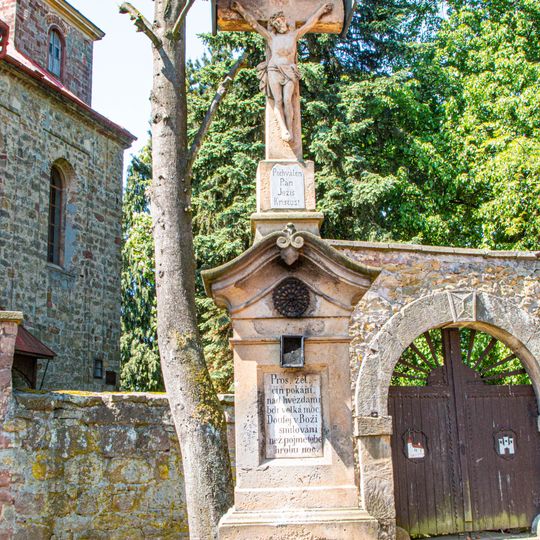 Kříž u kostela v Železnici