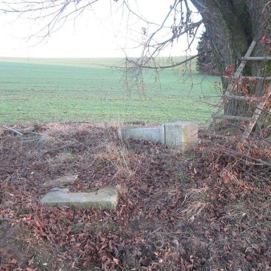 Kříž severně od Lazců v poli