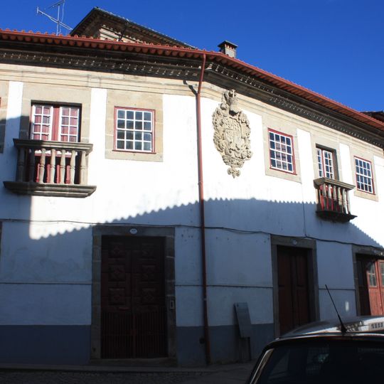 Casa dos Calistos, também denominada «Casa Pacheco», incluindo logradouro com três fontes