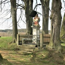 Socha Piety v aleji v západní části Lipové