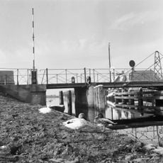 Brug over de Boorne met een smal vast gedeelte en een breder draaibaar gedeelte, beide rustend op een gemetselde pijler