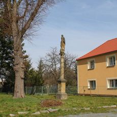 Sloup se sochou Panny Marie v Újezdu ve středu obce