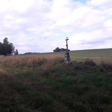 Kříž jihozápadně od Chotěmic u lesa