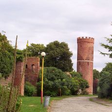 Pozostałości murów obronnych z 4 basztami (Sowią, Lodową, Prochową, Więzienną)