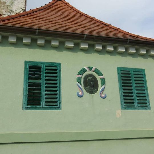 Pamětní deska Josefu Kajetánu Tylovi na domku v Tylově ulici v Třeboni