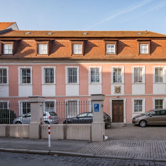 Erste Stiftskurie an der oberen Straße bei St. Jakob, heute St. Walburga, Hauptgebäude