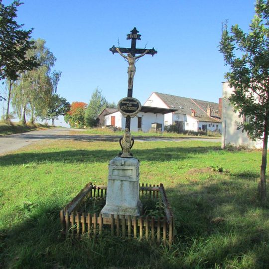 Kříž na okraji Radňova u zemědělských staveb směrem na Zajíčkov