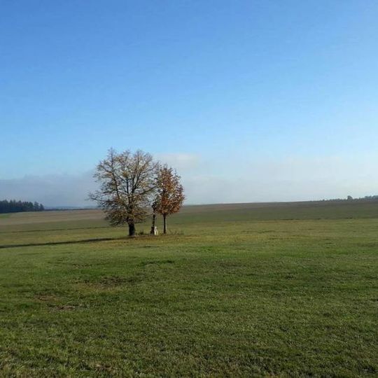 Kříž východně od Štítného v poli