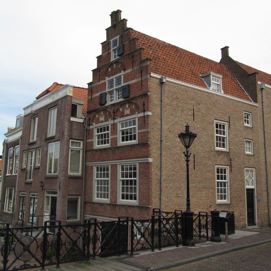 Achter dit huis een pand met oud schilddak en achtergevel